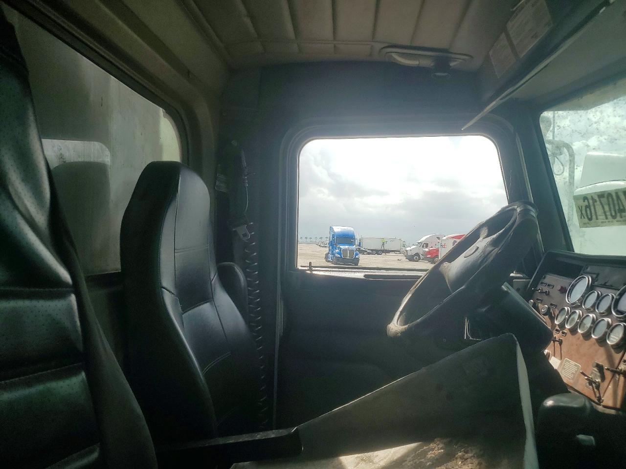 Peterbilt 335