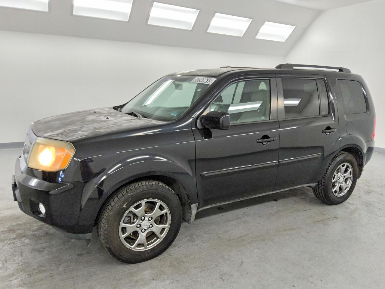 Salvage Honda Pilot Image