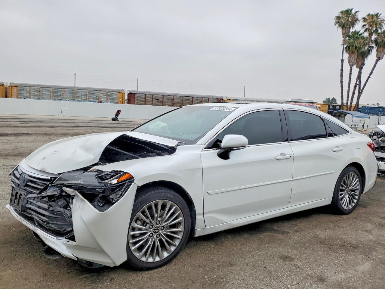 Salvage Toyota Avalon Image