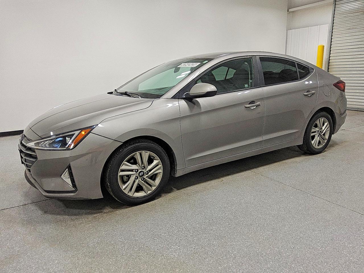 Salvage Hyundai ELANTRA Image
