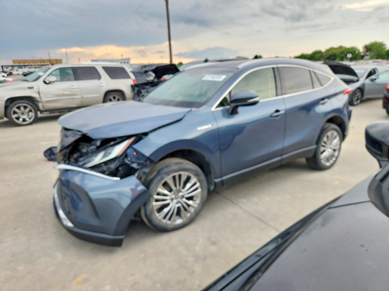 Salvage Toyota Venza Image