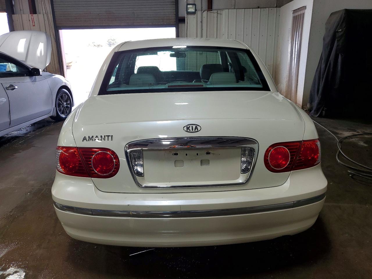 Kia Amanti Base