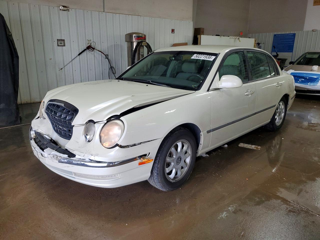 Salvage Kia Amanti Image