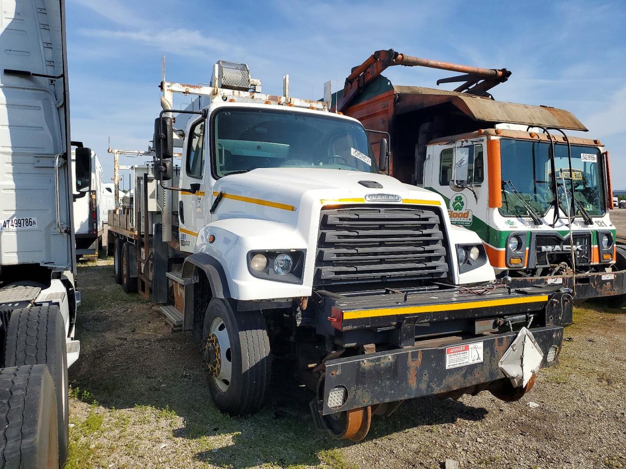 Salvage Freightliner 114sd Image