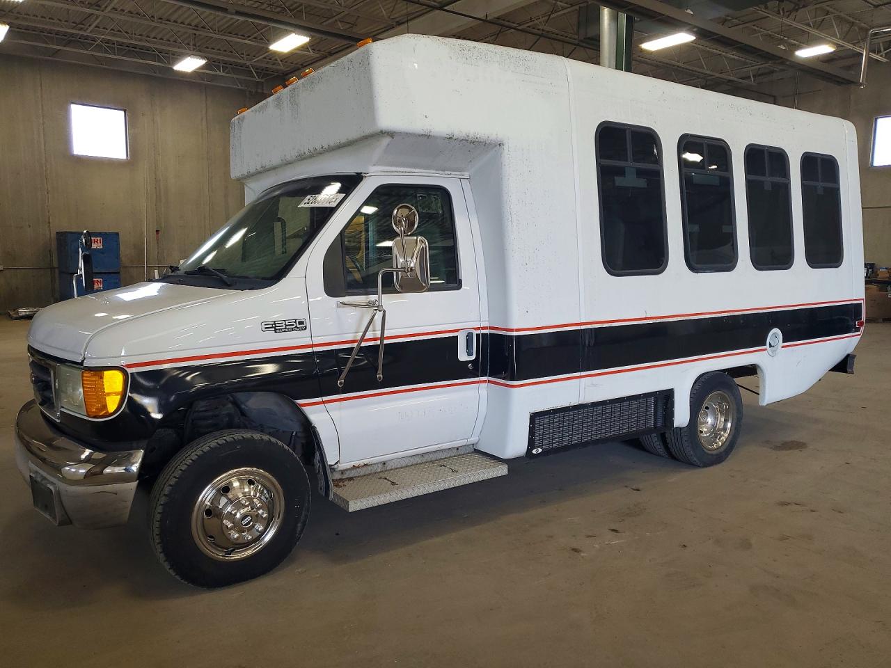 Salvage Ford E-350 Image