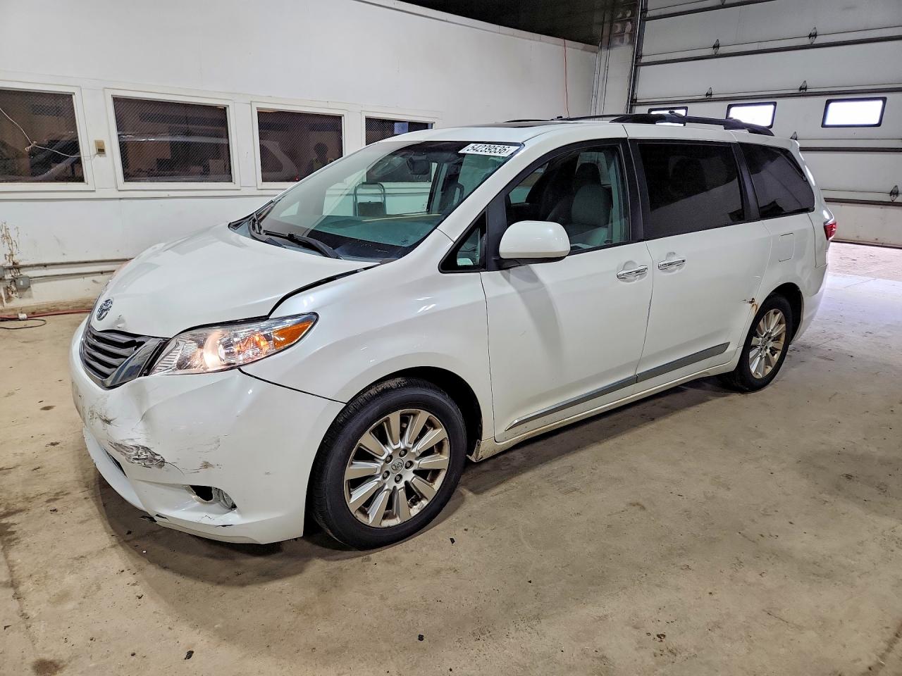 Salvage Toyota Sienna Image