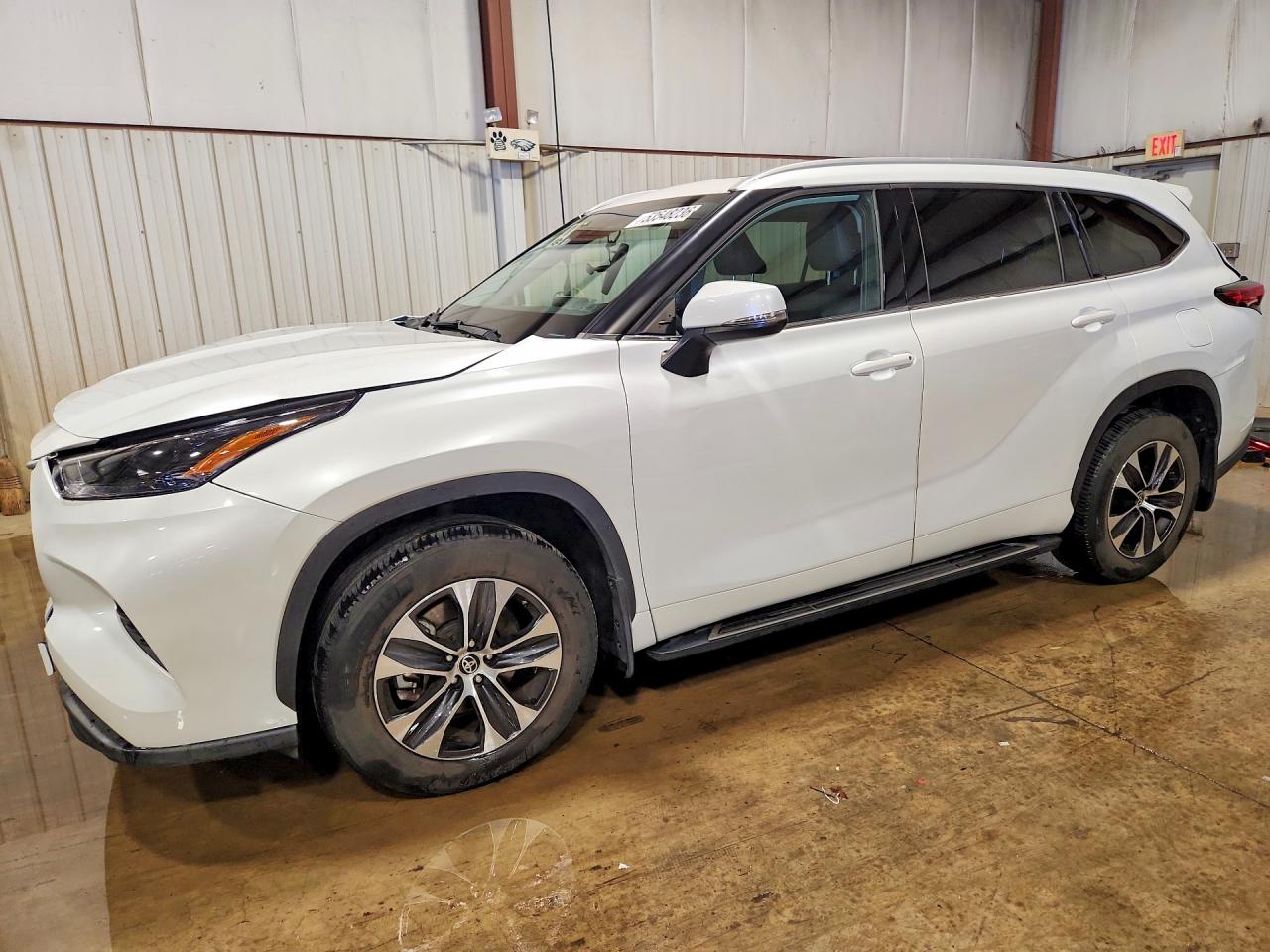 Salvage Toyota Highlander Image