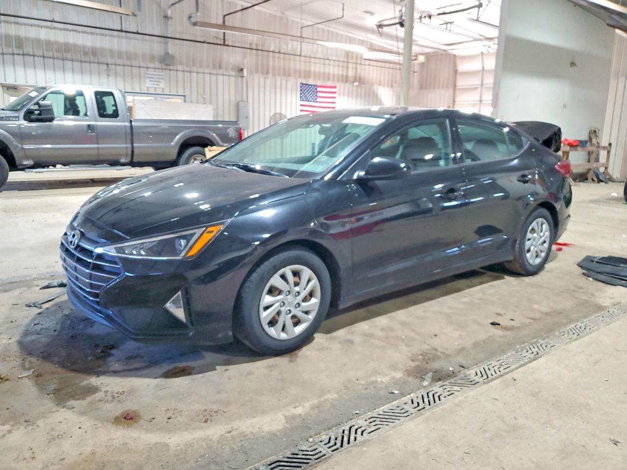 Salvage Hyundai ELANTRA Image