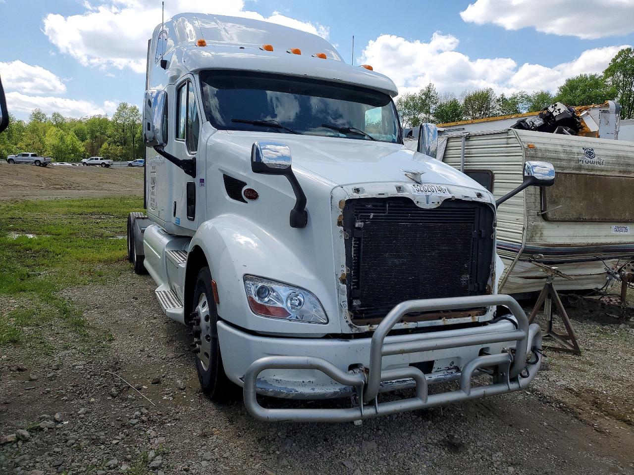 Salvage Peterbilt 587 Image