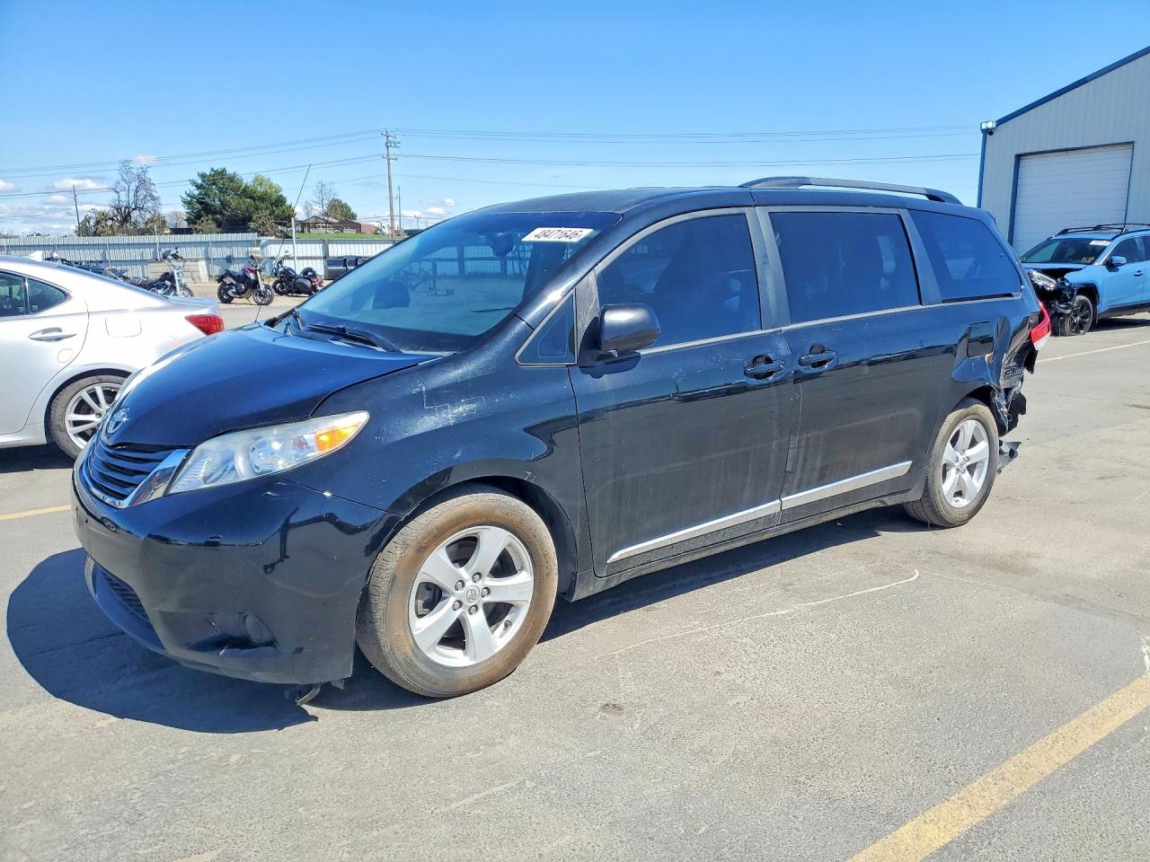 Salvage Toyota Sienna Image