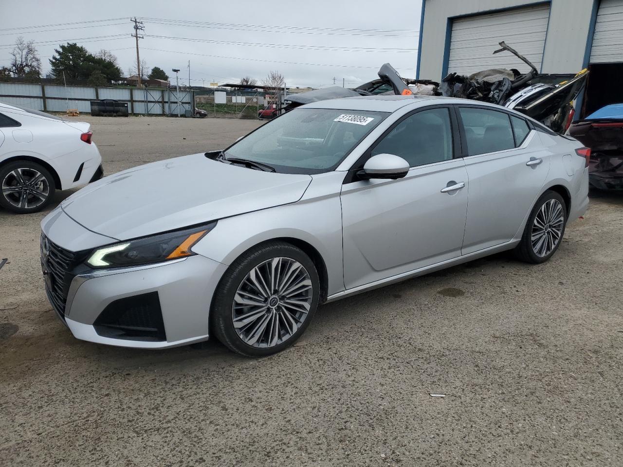 Salvage Nissan Altima Image