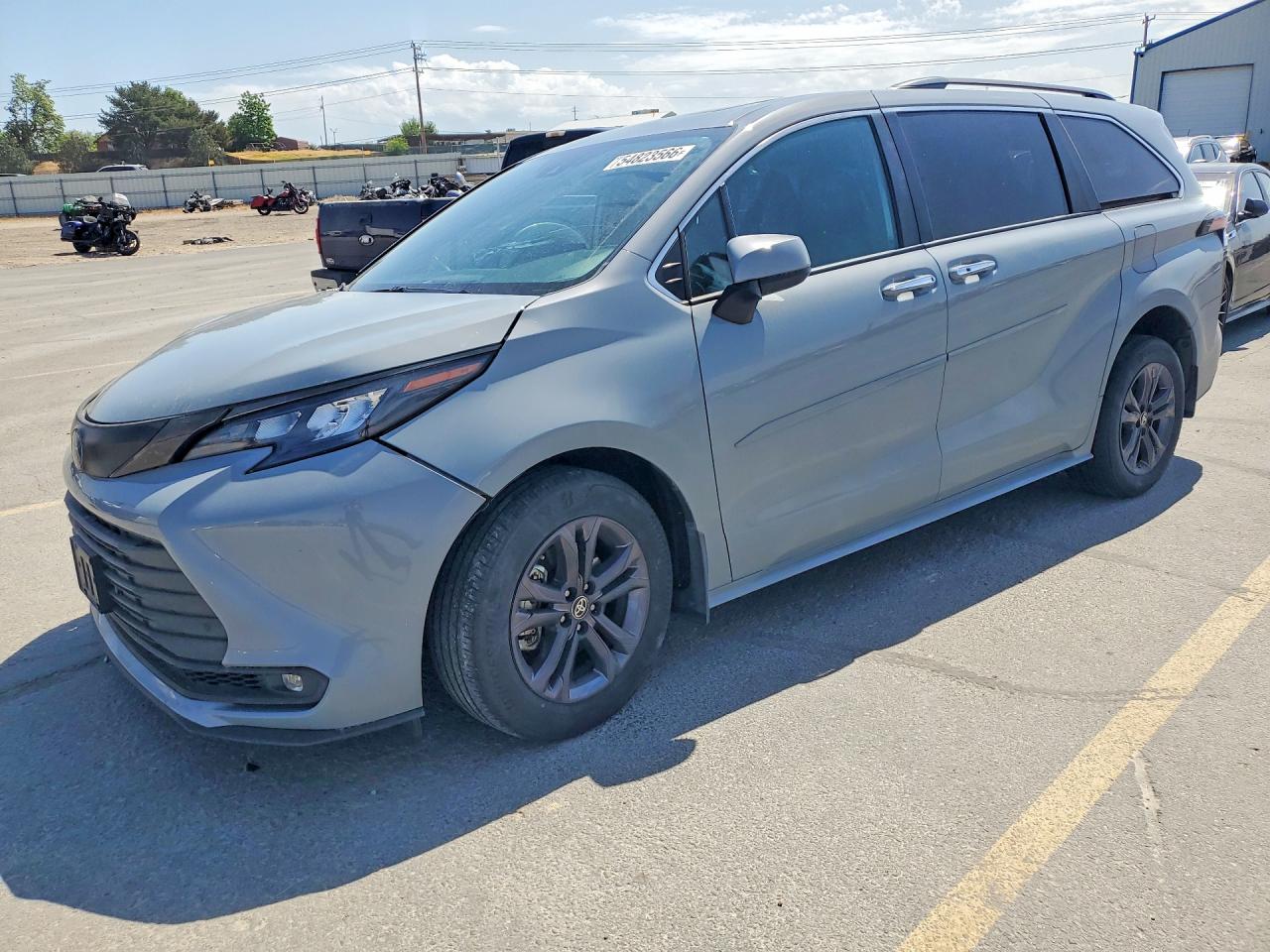 Salvage Toyota Sienna Image