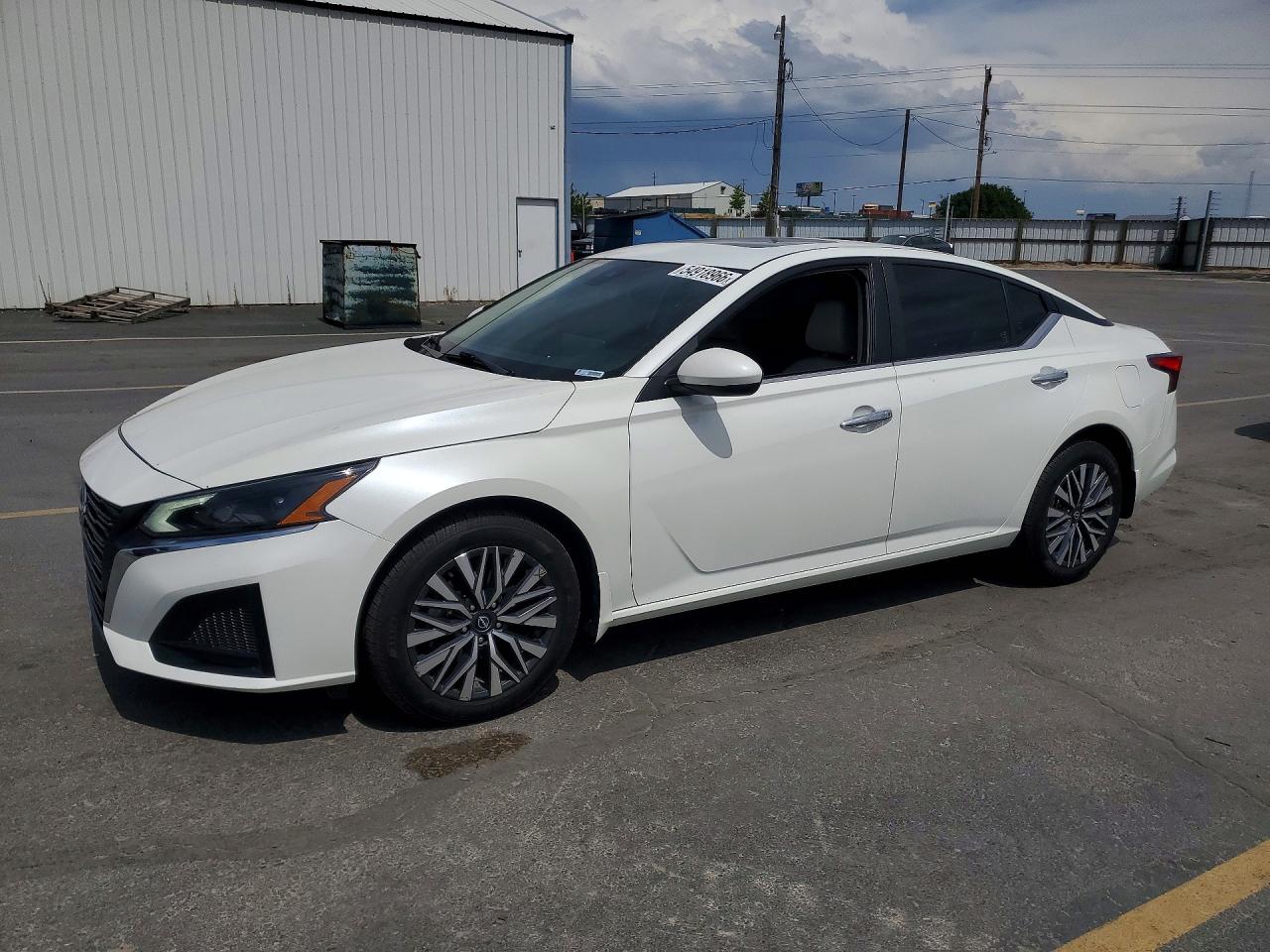 Salvage Nissan Altima Image