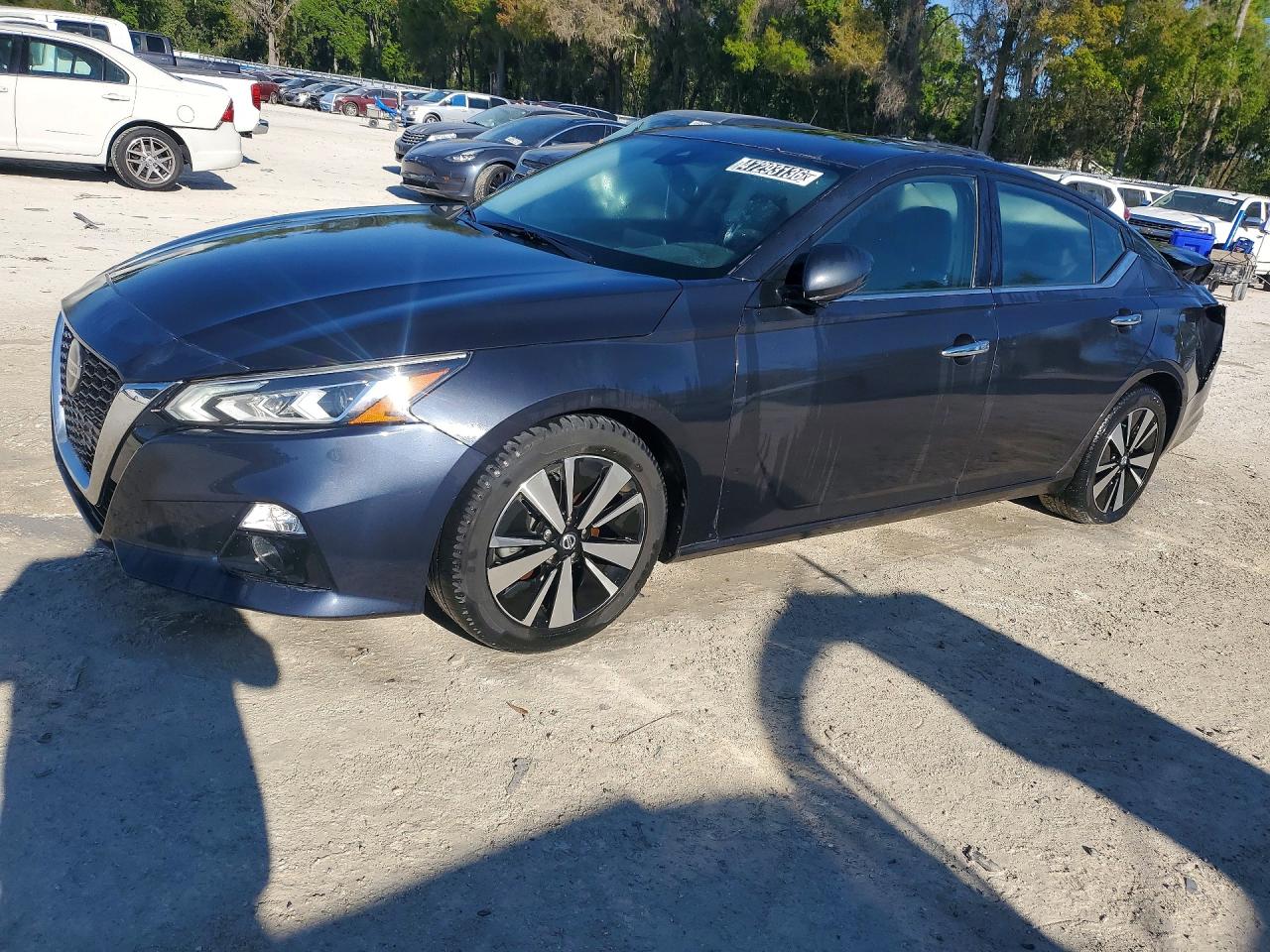 Salvage Nissan Altima Image