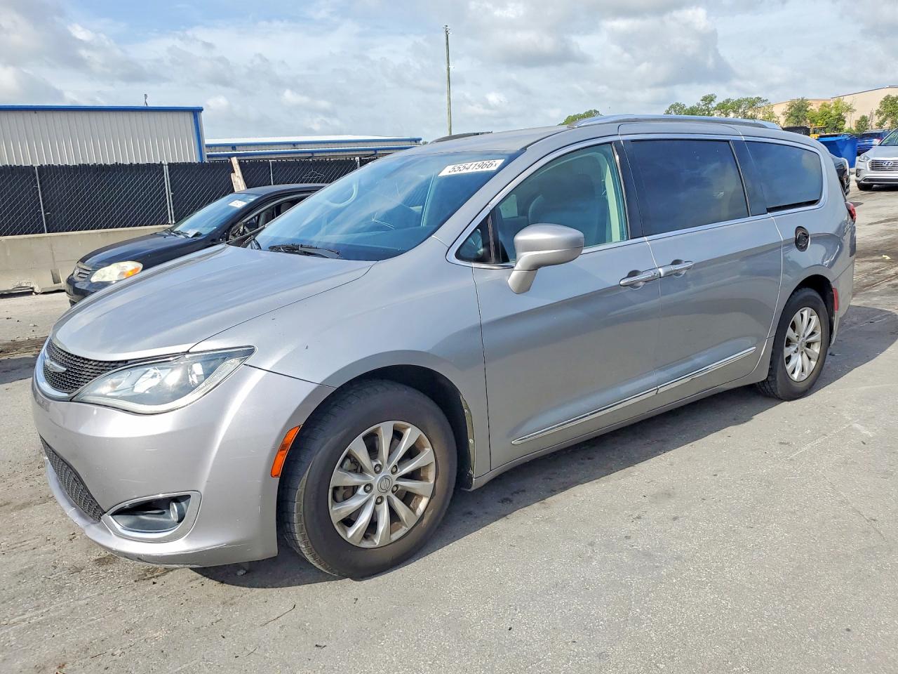 Salvage Chrysler Pacifica Image