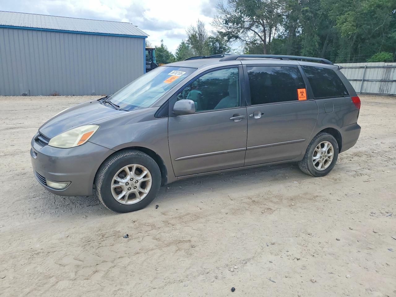 Salvage Toyota Sienna Image
