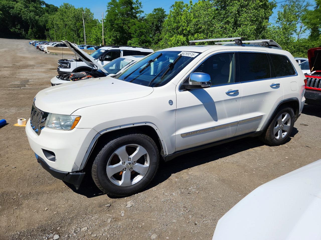 Salvage Jeep Cherokee Image