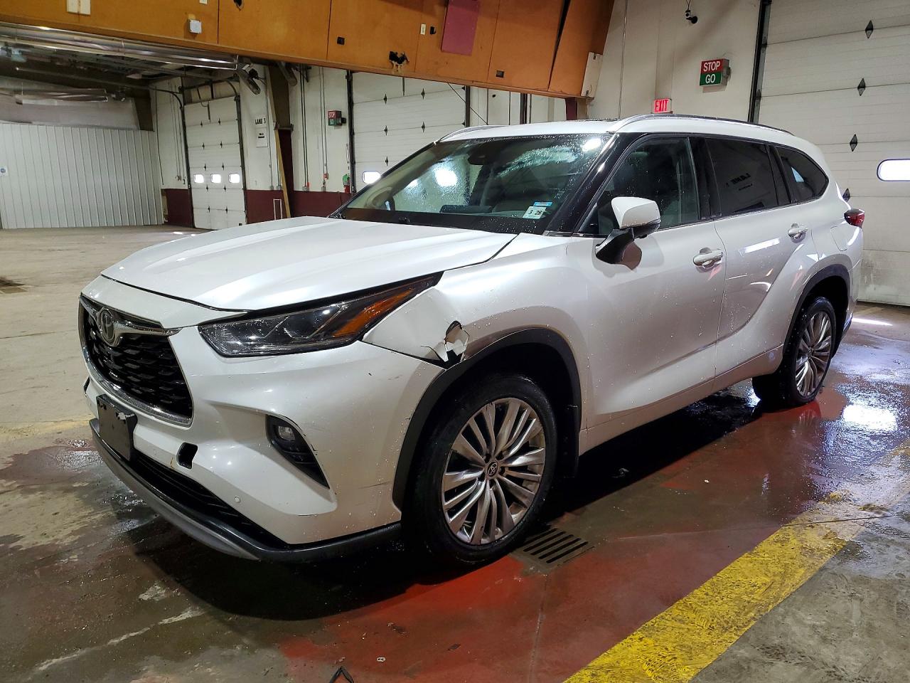 Salvage Toyota Highlander Image