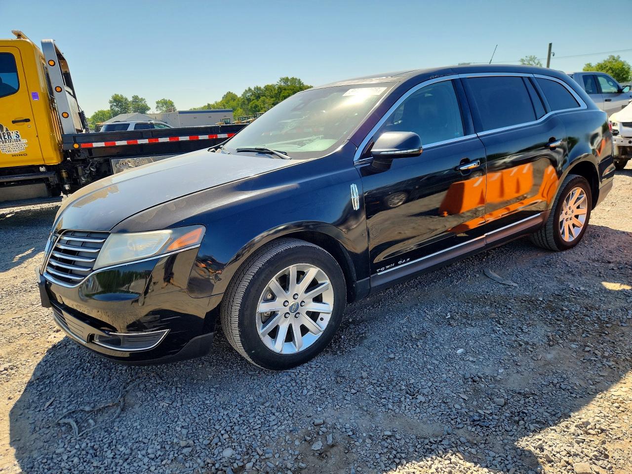 Salvage Lincoln MKT Image