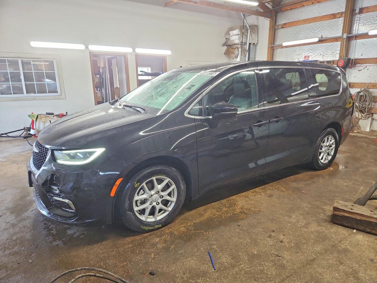 Salvage Chrysler Pacifica Image