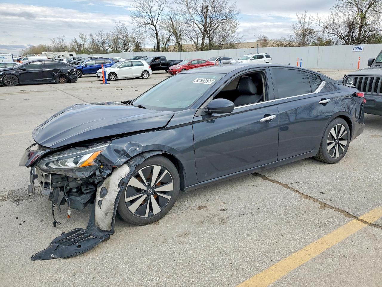 Salvage Nissan Altima Image