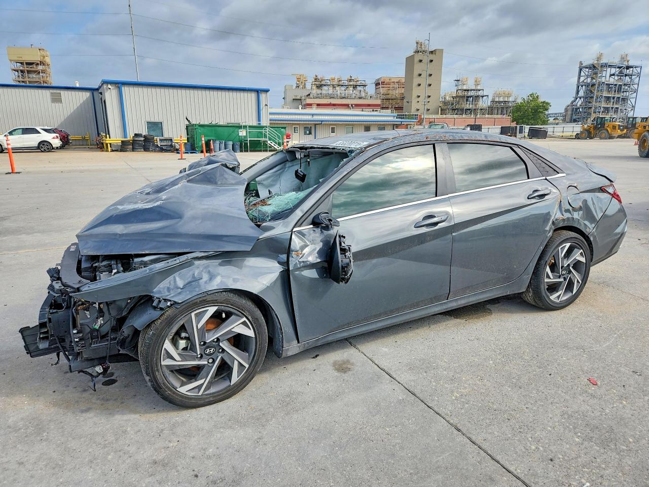 Salvage Hyundai ELANTRA Image