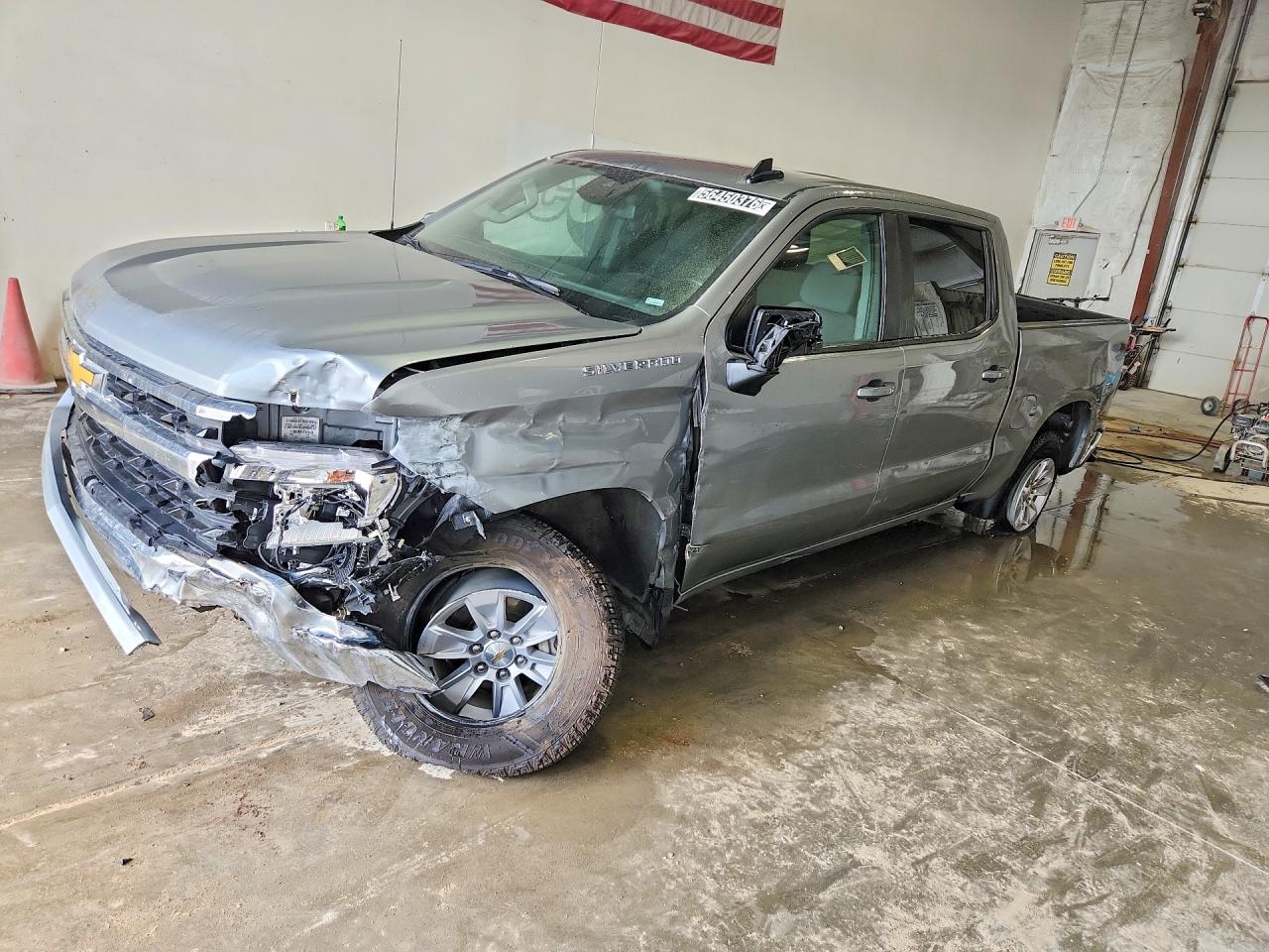 Salvage Chevrolet Silverado Image