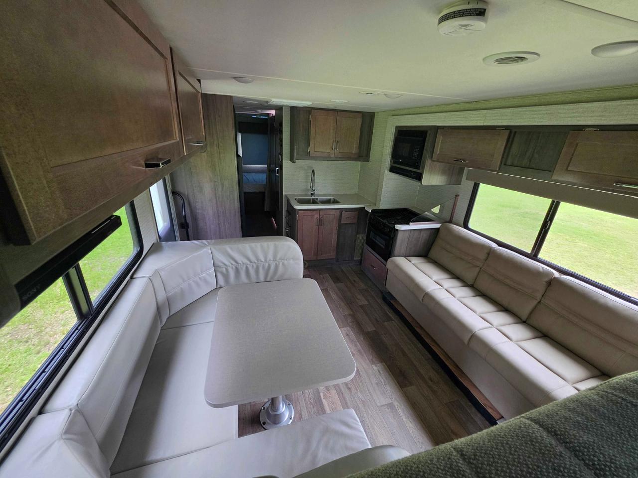 Ford Econoline E450 Super Duty Cutaway Van
