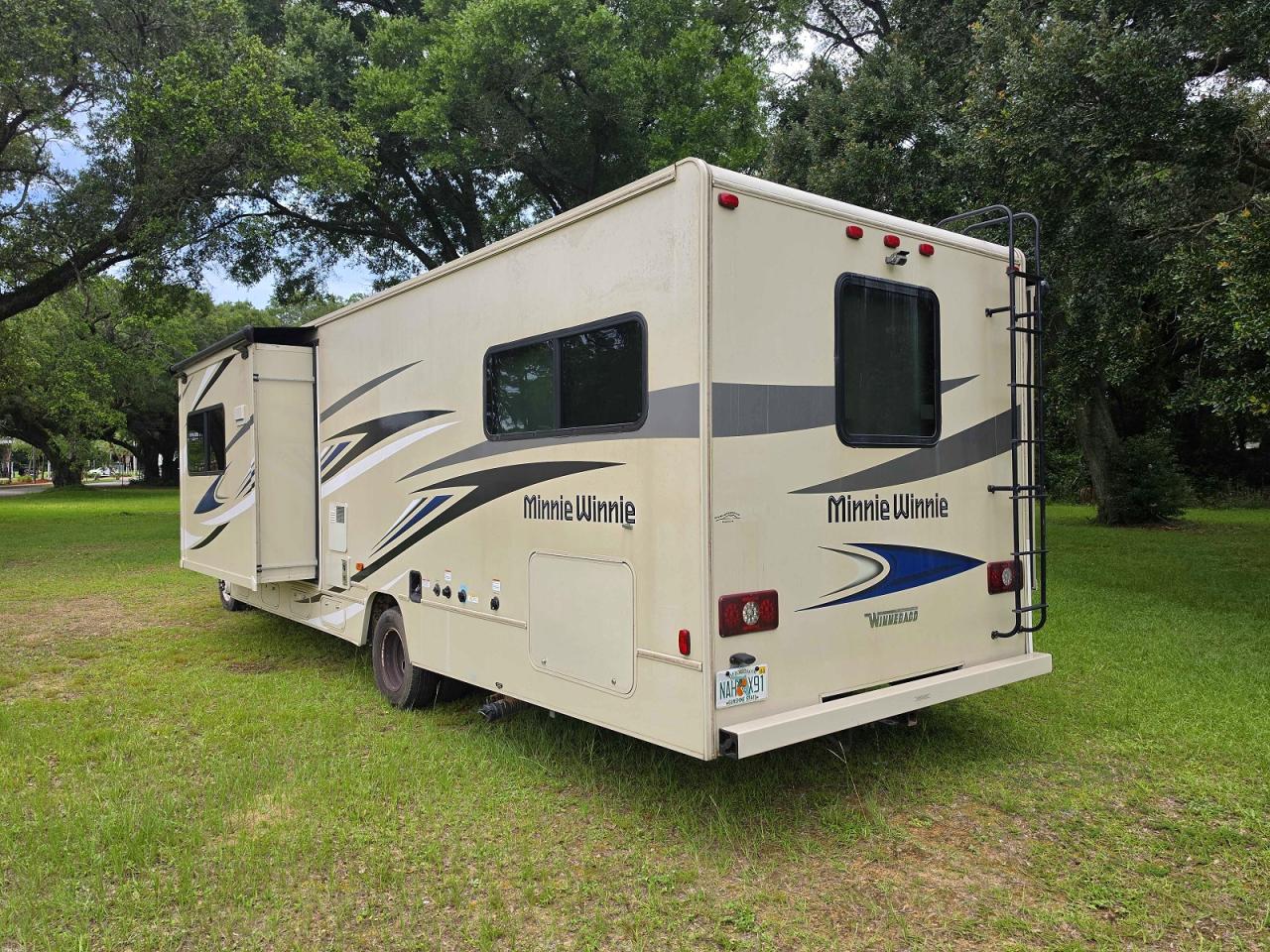 Ford Econoline E450 Super Duty Cutaway Van