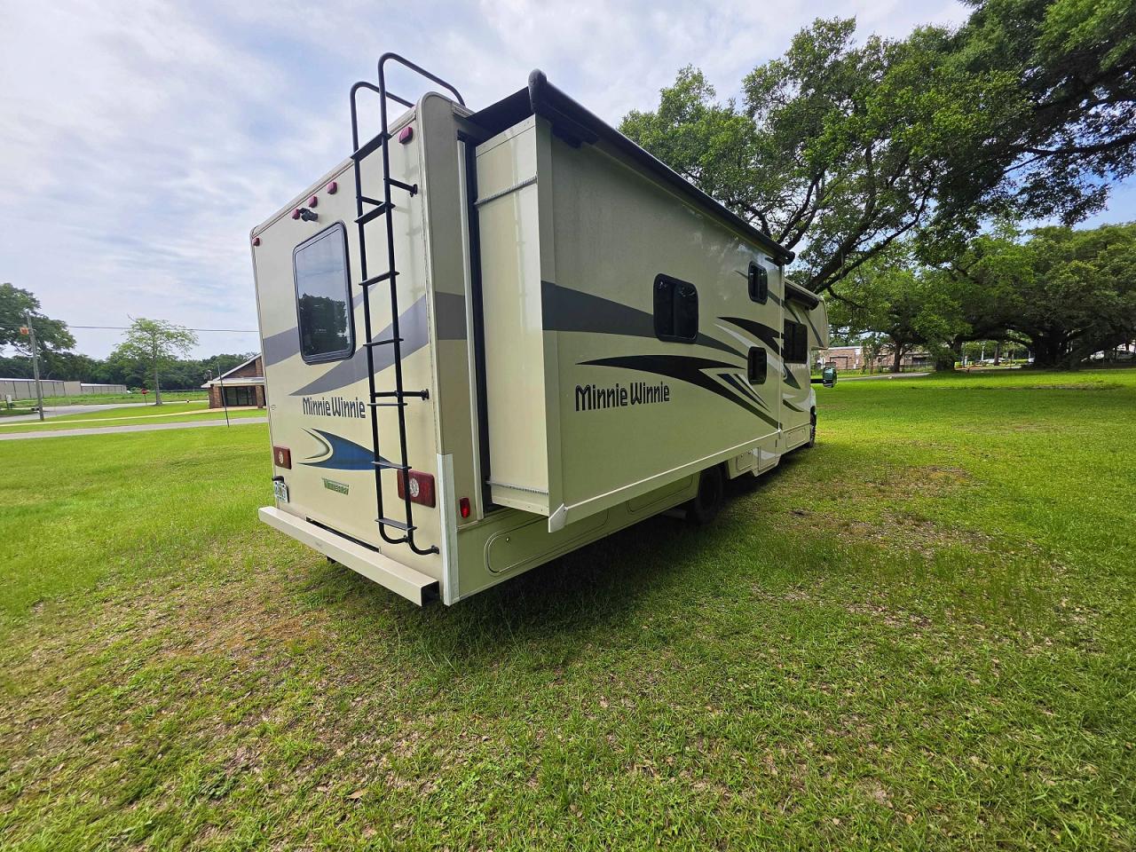 Ford Econoline E450 Super Duty Cutaway Van