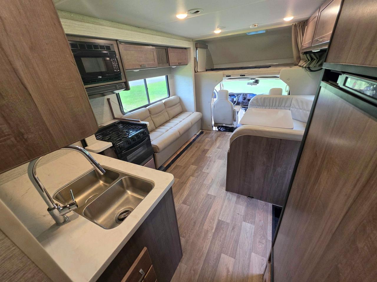Ford Econoline E450 Super Duty Cutaway Van