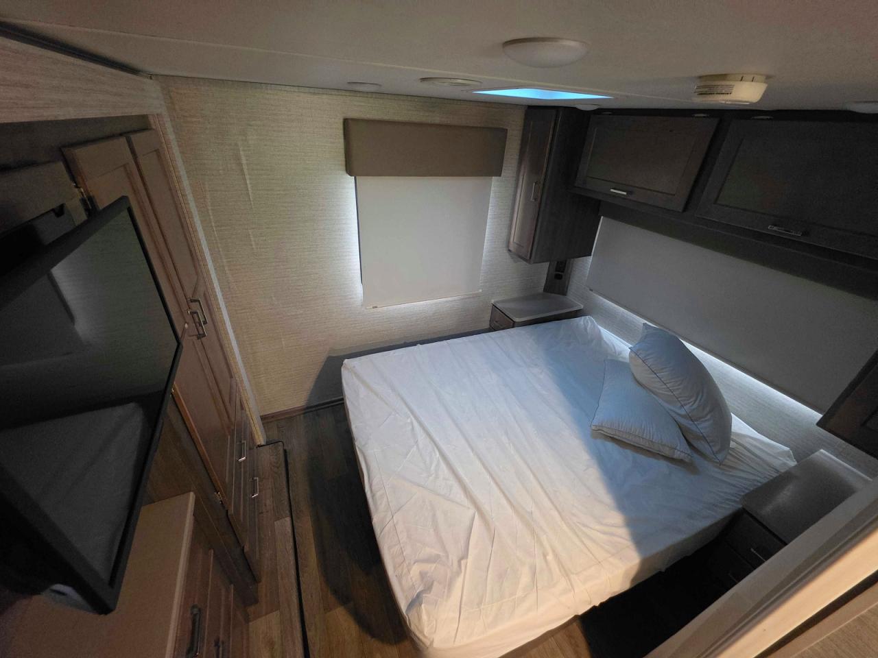 Ford Econoline E450 Super Duty Cutaway Van