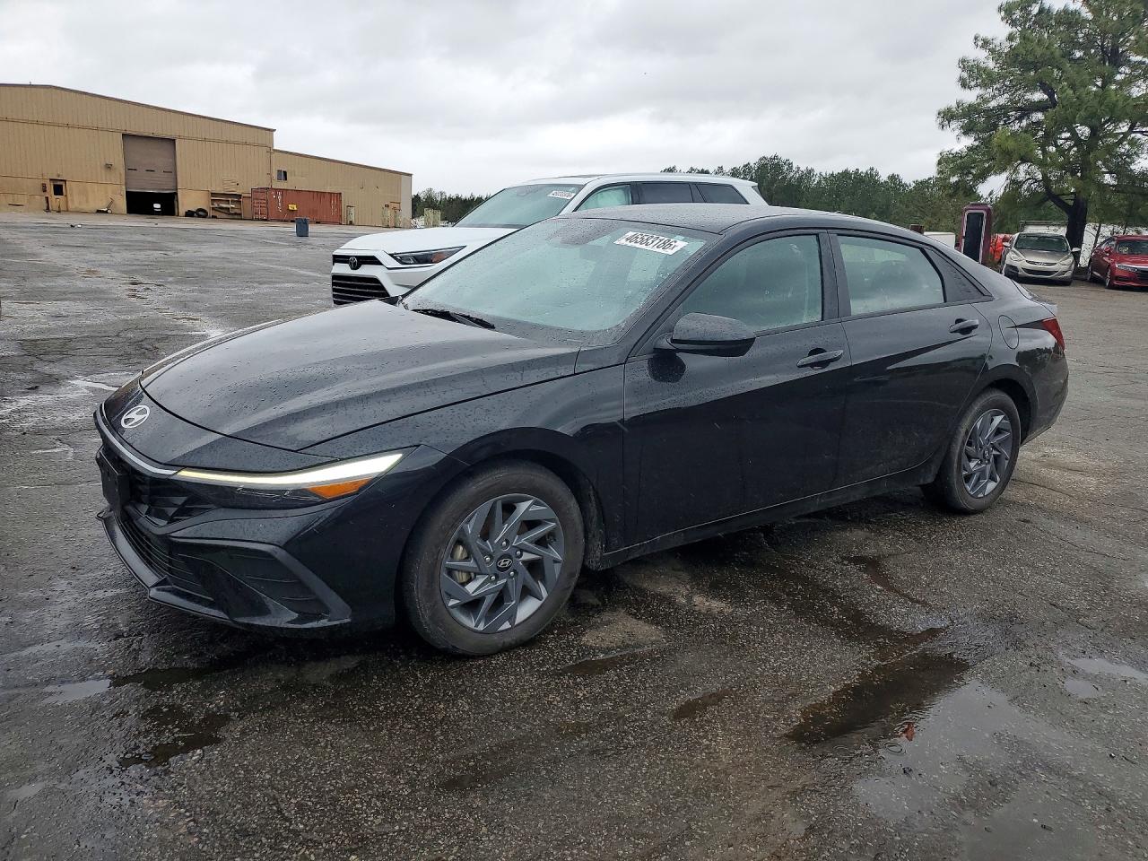 Salvage Hyundai ELANTRA Image