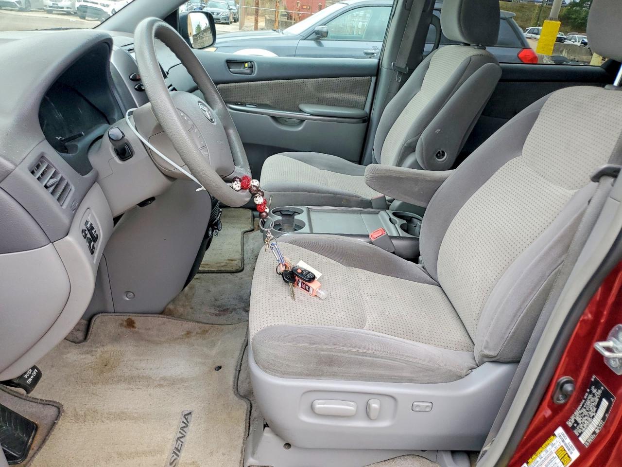 Toyota Sienna Le 7-passenger