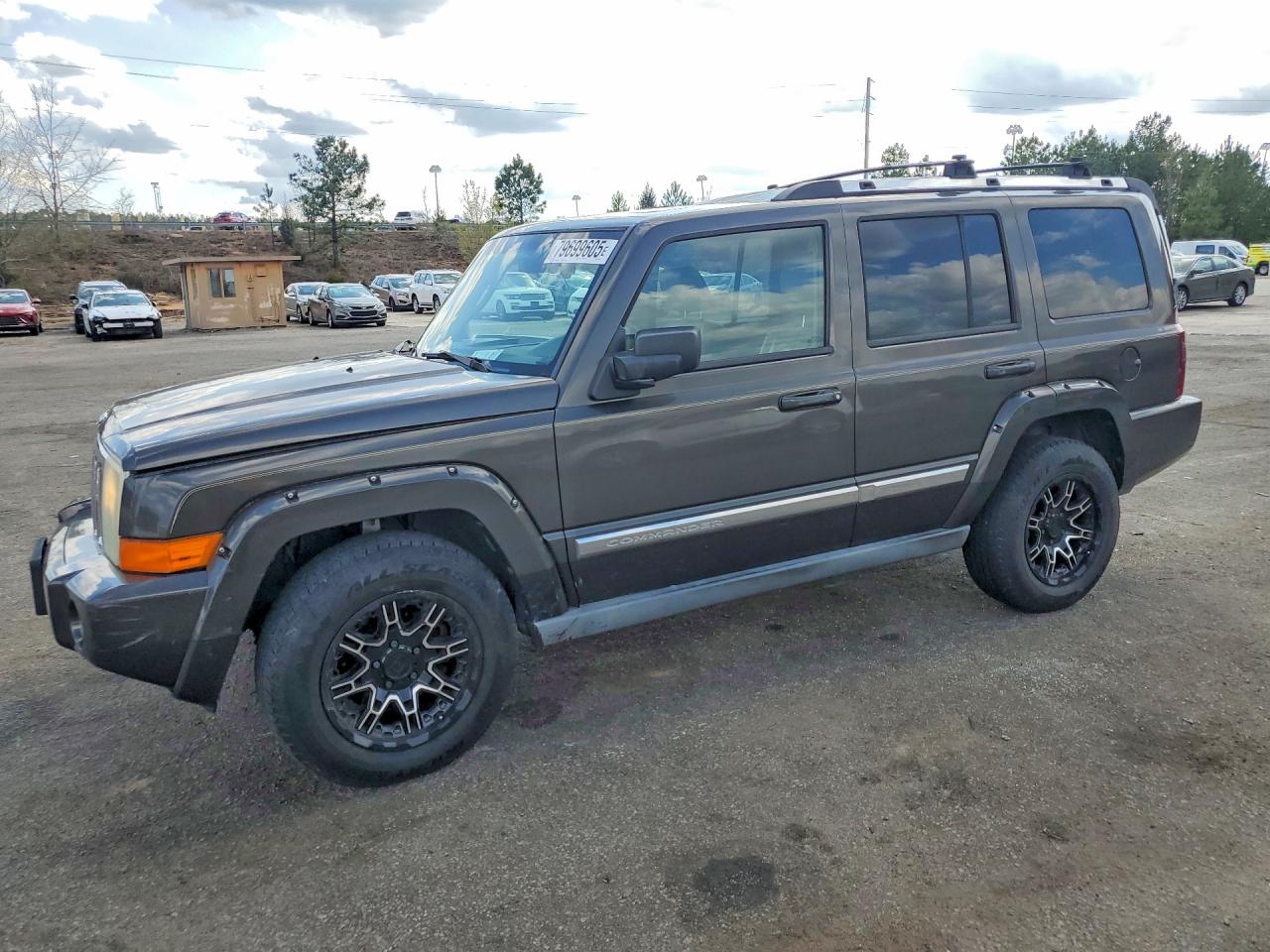 Salvage Jeep Commander Image