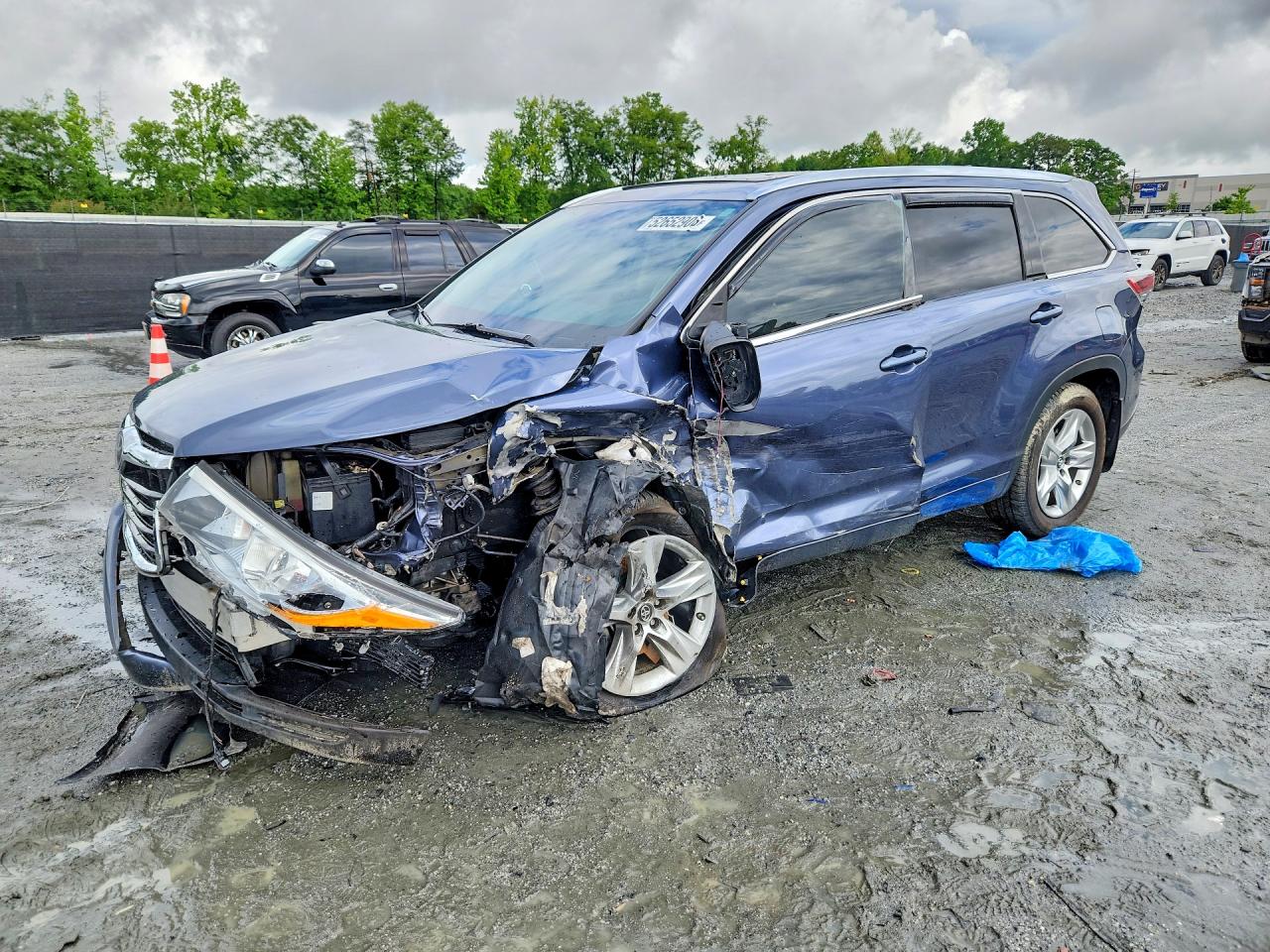 Salvage Toyota Highlander Image