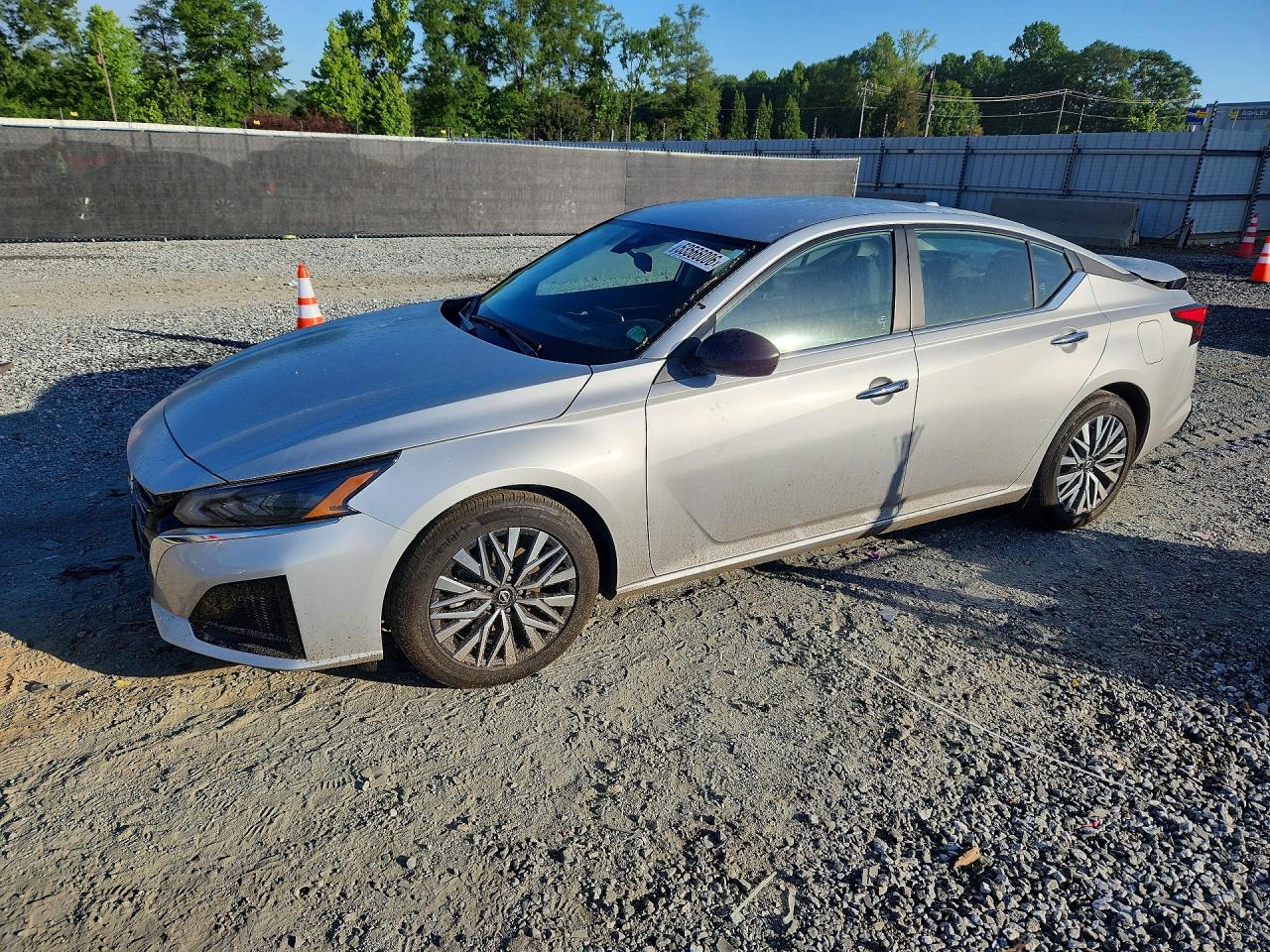 Salvage Nissan Altima Image