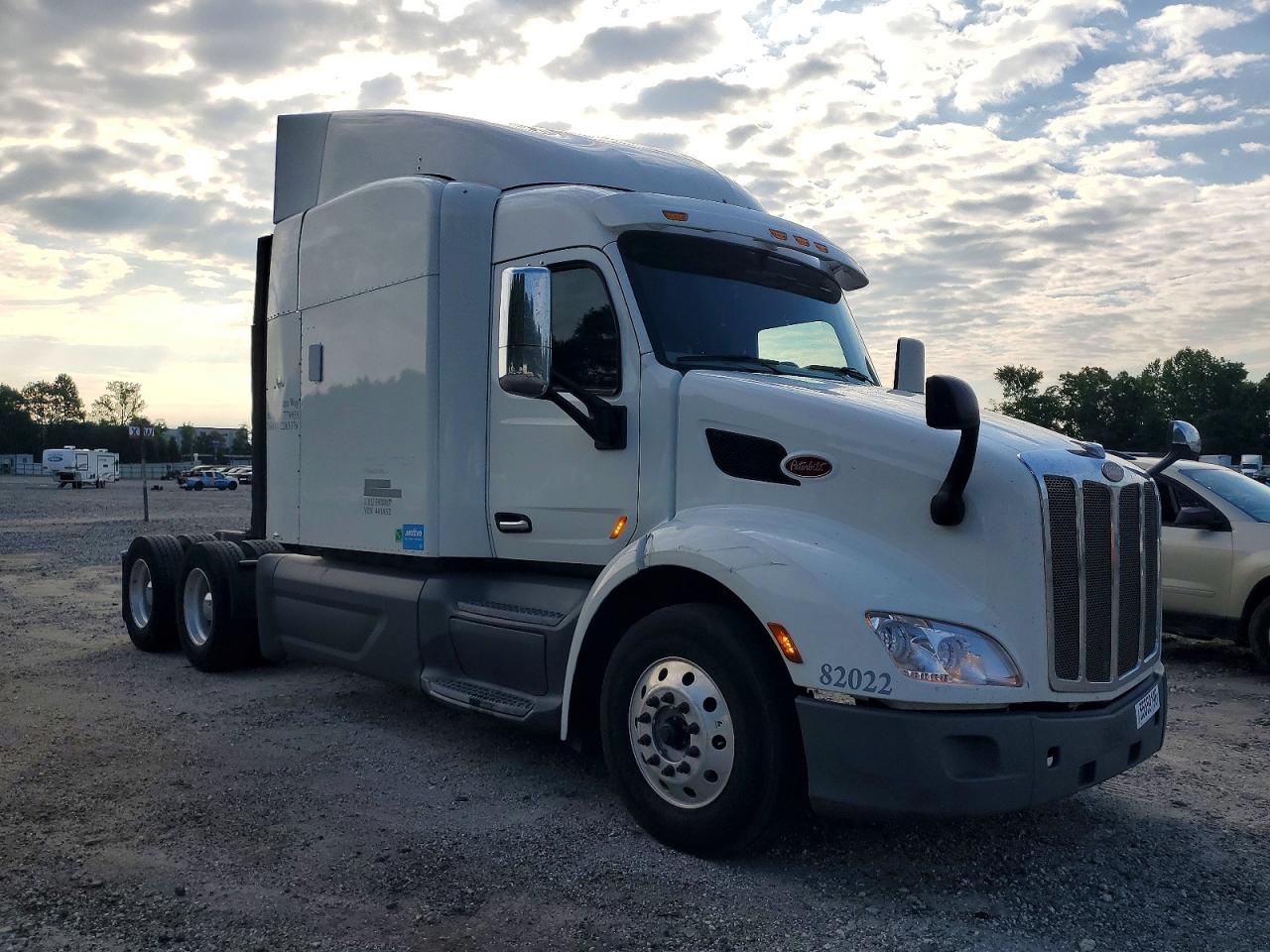 Salvage Peterbilt 579 Image