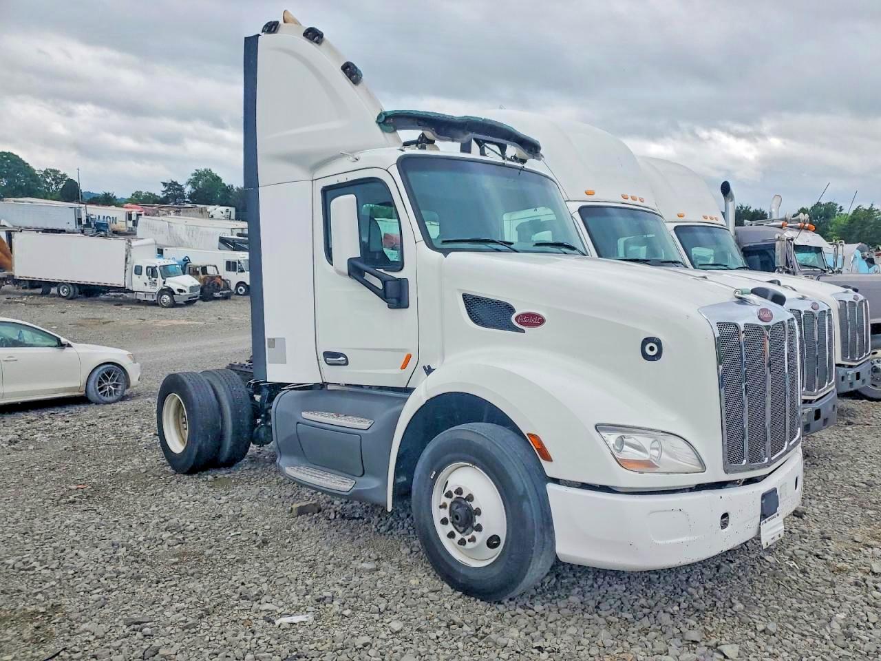 Salvage Peterbilt 579 Image
