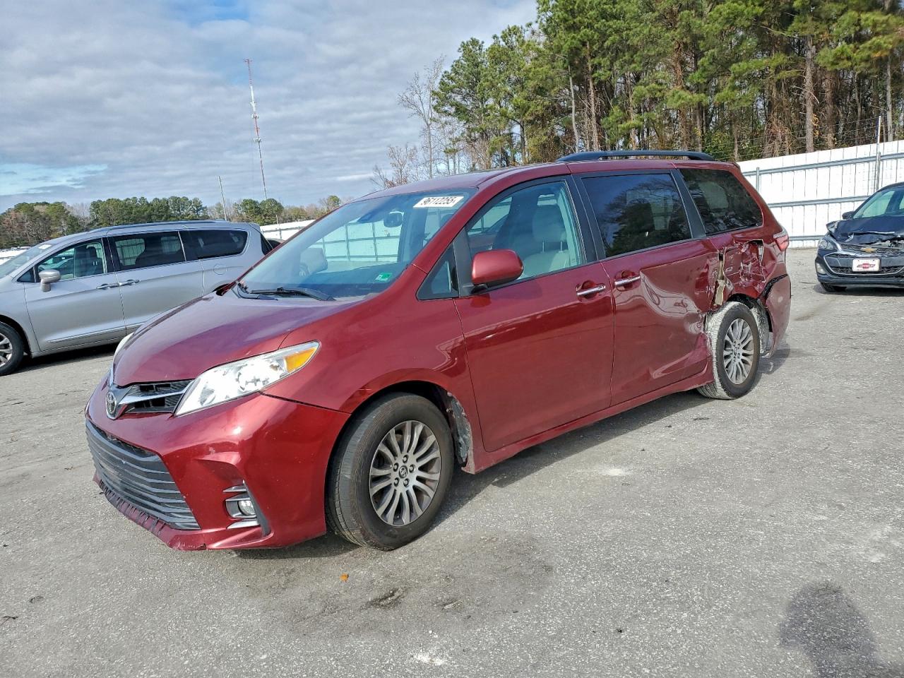 Salvage Toyota Sienna Image