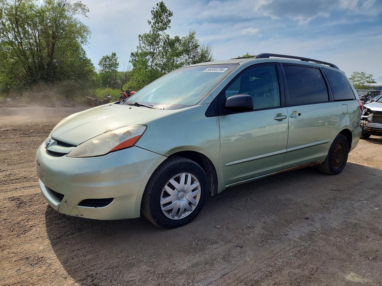 Salvage Toyota Sienna Image