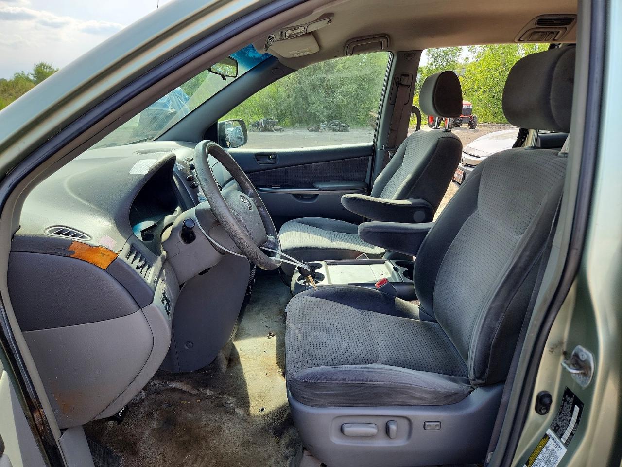 Toyota Sienna Le 7 Passenger