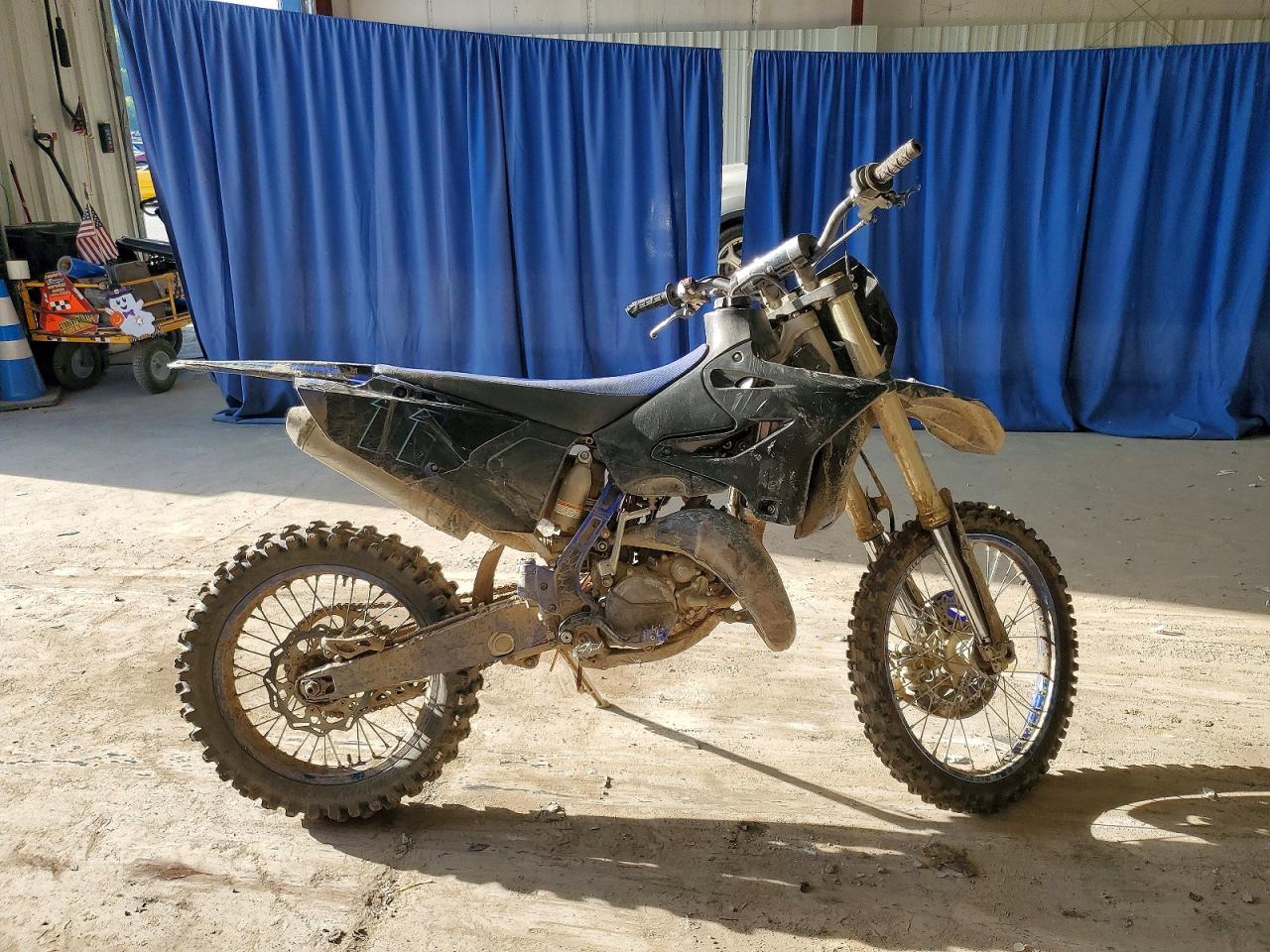 Salvage Yamaha Dirt Bike Image