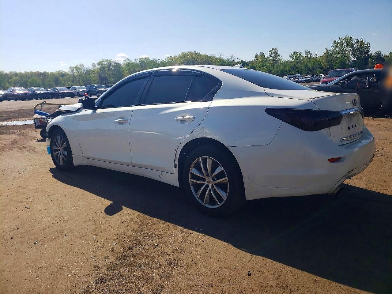 INFINITI Q50 Premium