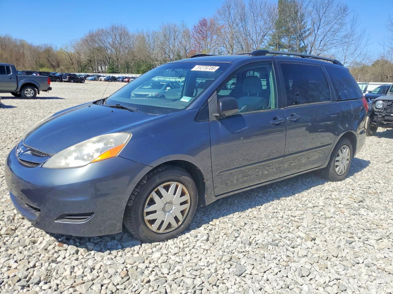Salvage Toyota Sienna Image