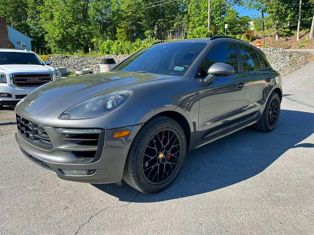 Salvage Porsche Macan Image