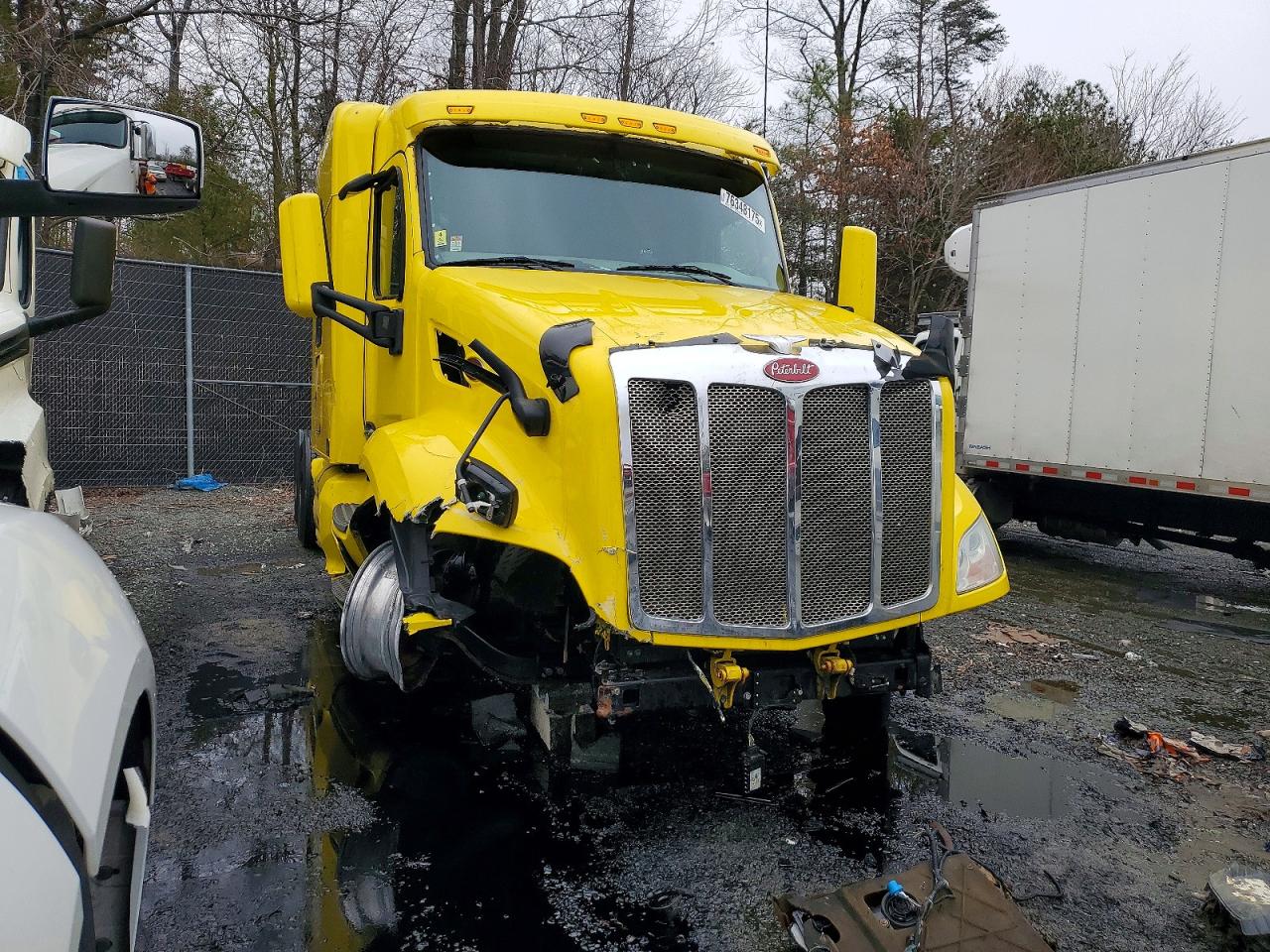 Salvage Peterbilt 579 Image