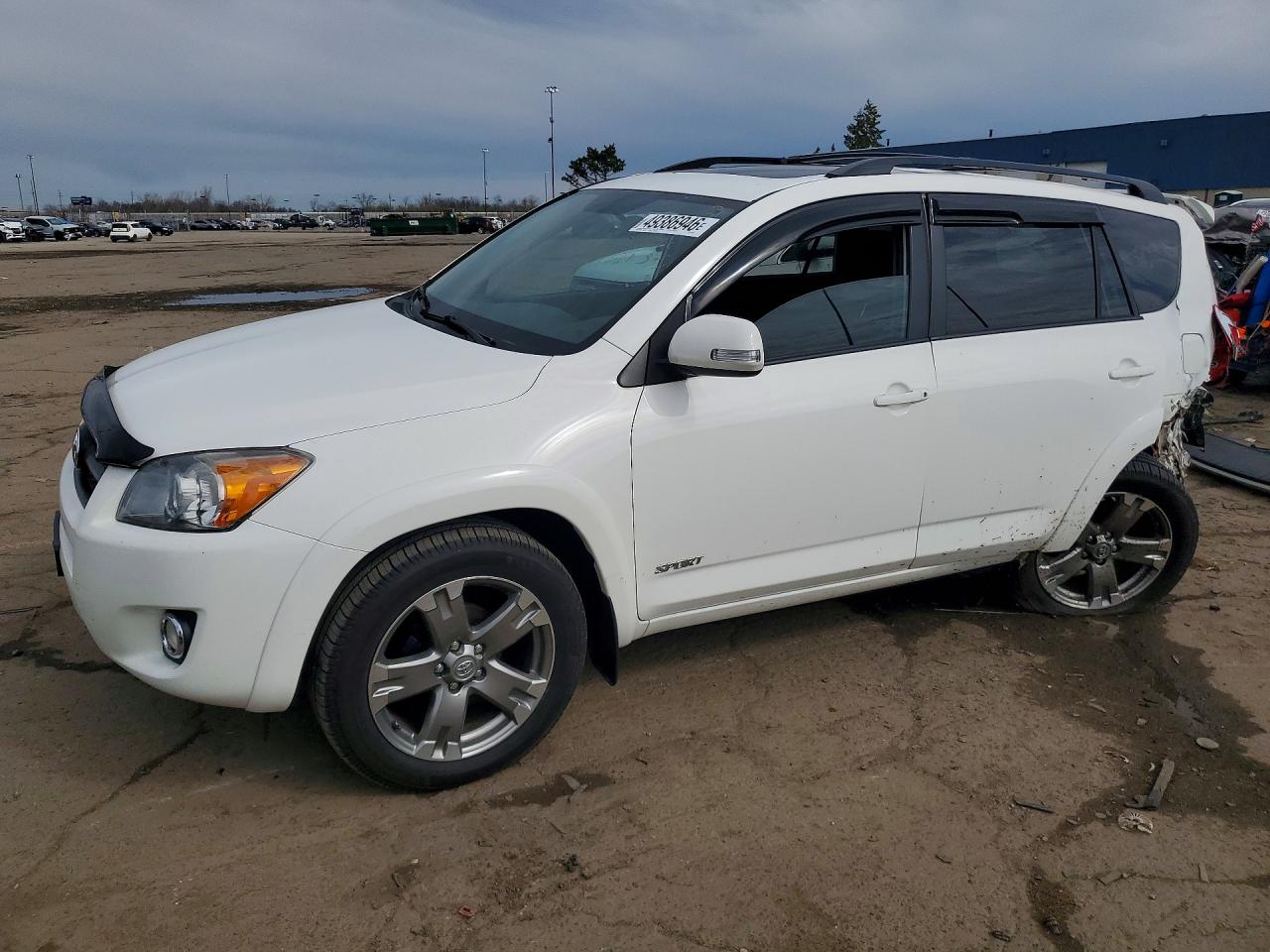 Salvage Toyota RAV4 Image