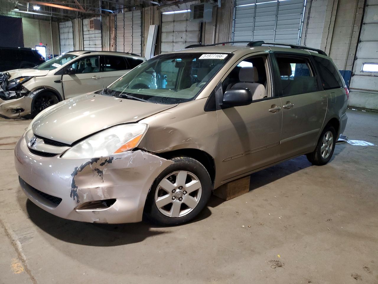 Salvage Toyota Sienna Image