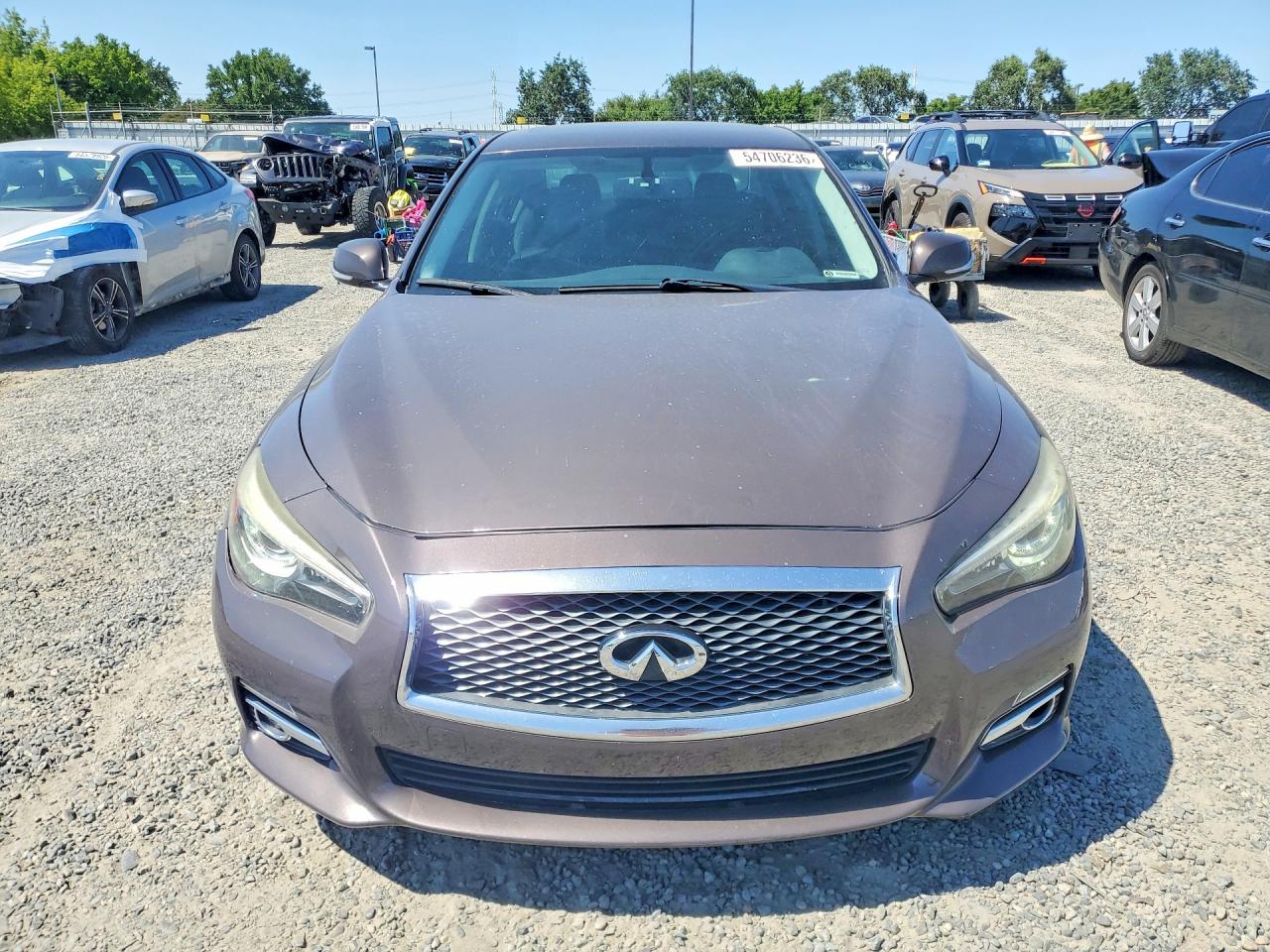 INFINITI Q50 Premium